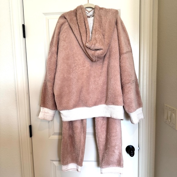 Free People - Cozy, Fuzzy Pink Lounge Set - Picture 3 of 8